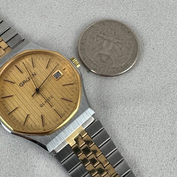 vintage Gruen Sport analog watch features a two-tone Gold & silver quartz design - Picture 6 of 8